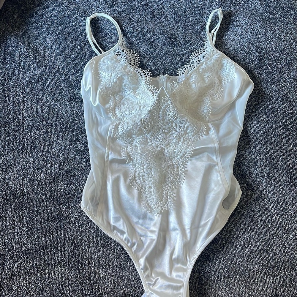White lace bodysuit Fashion Nova
